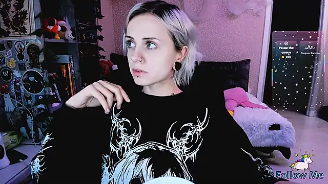 NaniMoore online show from 12, 11, 2025