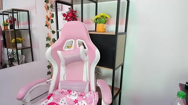 Emmily Walker online show from 7, 2, 2026