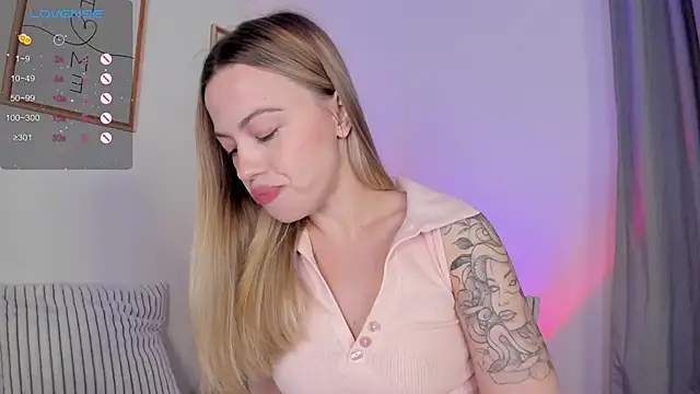 Snapshot of damn_cutie chatting on 22, 11, 2025 damn cutie online show from 22, 11, 2025