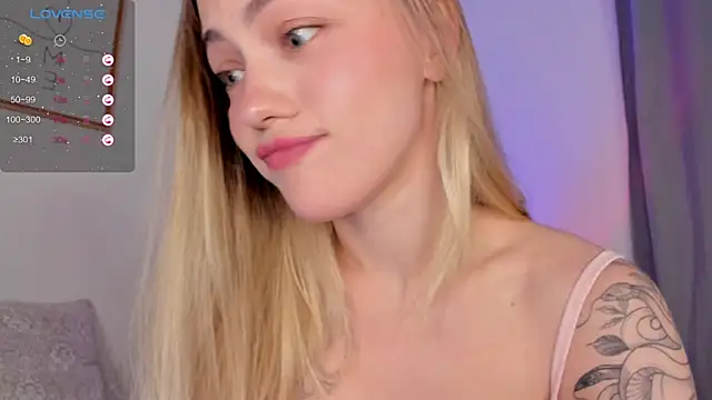 Snapshot of damn_cutie chatting on 4, 11, 2025 damn cutie online show from 4, 11, 2025