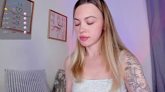 Snapshot of damn_cutie chatting on 8, 11, 2025 damn cutie online show from 8, 11, 2025