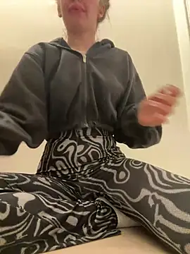 Holly-Glamour online show from 4, 3, 2025