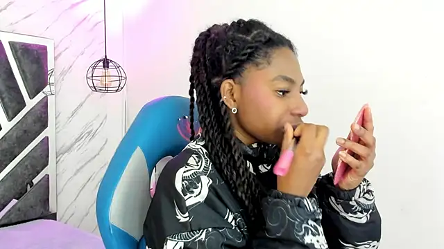 Snapshot of Queen_perla_ chatting on 7, 11, 2025 Queen perla online show from 7, 11, 2025