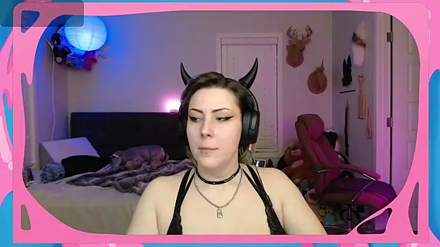 Snapshot of CirqueNoirBlu chatting on 21, 11, 2025 CirqueNoirBlu online show from 21, 11, 2025