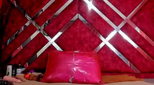 Scarlett Hot5 online show from 9, 3, 2025