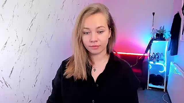 holly xglam online show from 5, 3, 2026