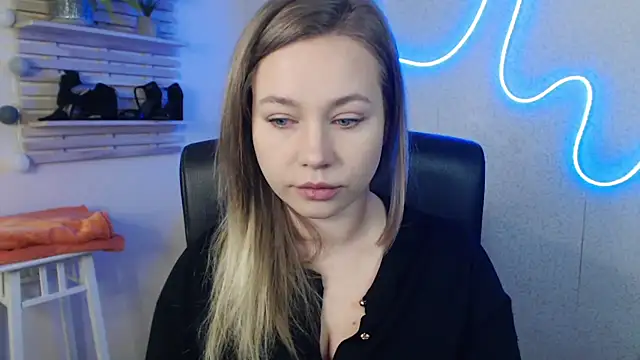 holly xglam online show from 18, 3, 2025