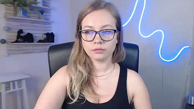 holly xglam online show from 10, 3, 2025