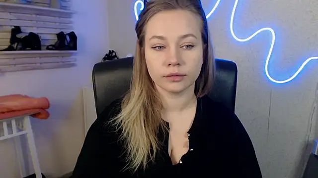 holly xglam online show from 19, 3, 2025