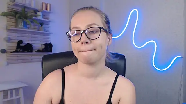 holly xglam online show from 11, 3, 2025