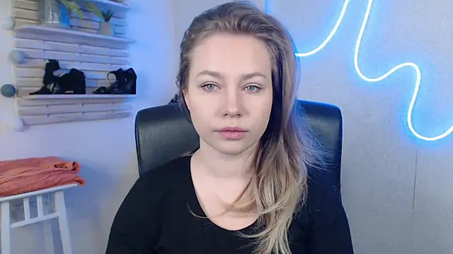 holly xglam online show from 17, 3, 2025