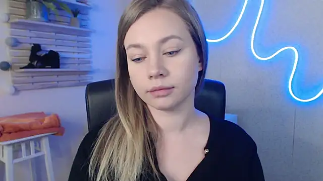 holly xglam online show from 18, 3, 2025