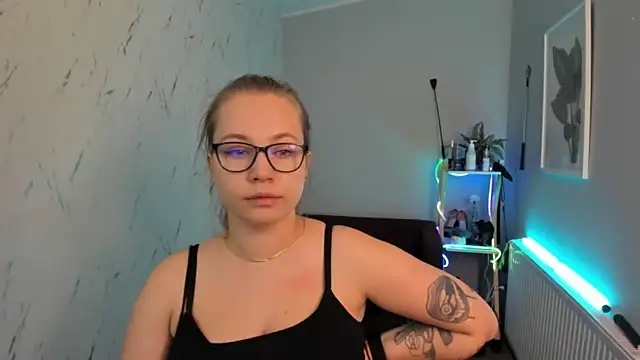 holly xglam online show from 24, 9, 2025