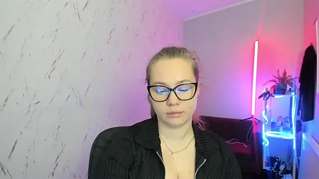 holly xglam online show from 16, 12, 2025