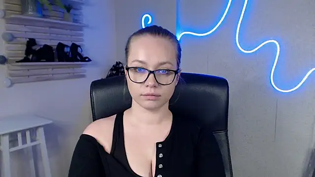 holly xglam online show from 20, 2, 2025