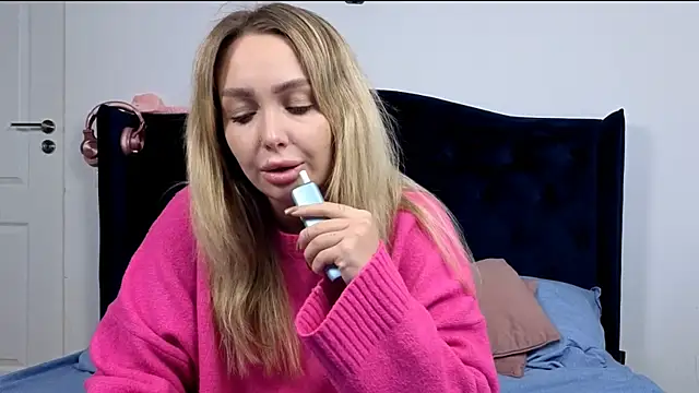 Snapshot of AnnaMaee chatting on 12, 11, 2025 AnnaMaee online show from 12, 11, 2025