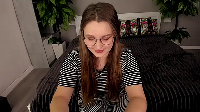 MagicPeachh  online show from 15, 10, 2025