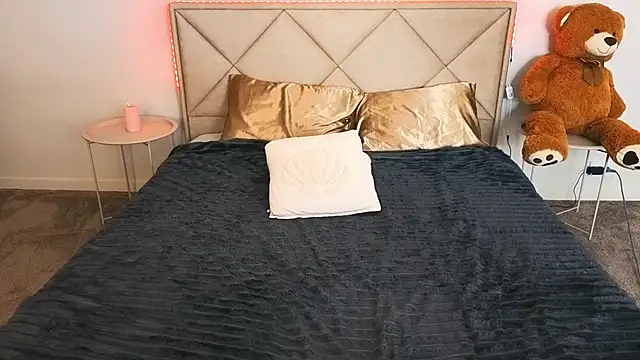 MagicPeachh  online show from 8, 4, 2026