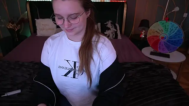 MagicPeachh  online show from 10, 10, 2025