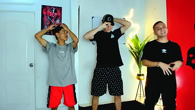 Snapshot of oversizedxguys chatting on 11, 4, 2026 oversizedxguys online show from 11, 4, 2026