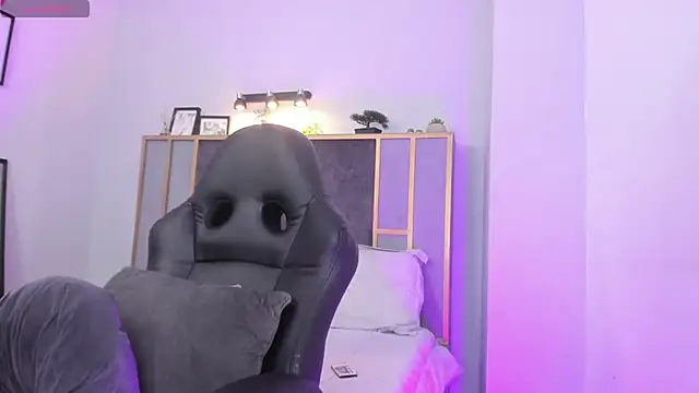 Chloe fischer  online show from 12, 3, 2026