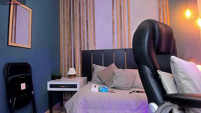Chloe fischer  online show from 8, 5, 2026