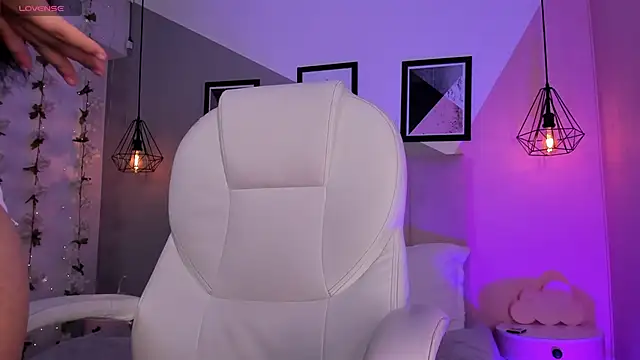 Chloe fischer  online show from 4, 2, 2025