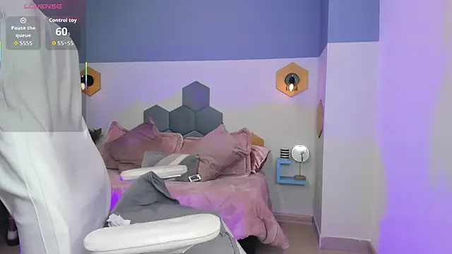 Chloe fischer  online show from 6, 10, 2025