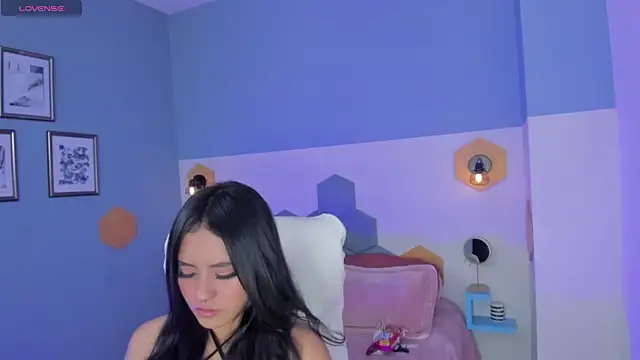 Chloe fischer  online show from 14, 4, 2026