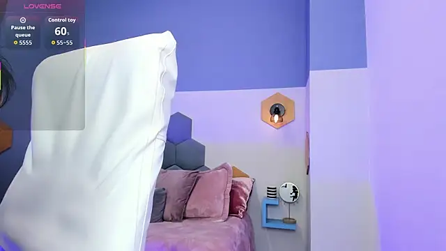 Chloe fischer  online show from 7, 10, 2025