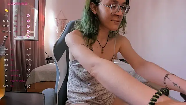 Snapshot of alisahug chatting on 22, 7, 2026 alisahug online show from 22, 7, 2026