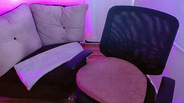 Snapshot of milfrousse chatting on 27, 2, 2026 milfrousse online show from 27, 2, 2026