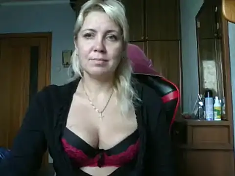 Snapshot of IrinaB1 chatting on 12, 10, 2025 IrinaB1 online show from 12, 10, 2025