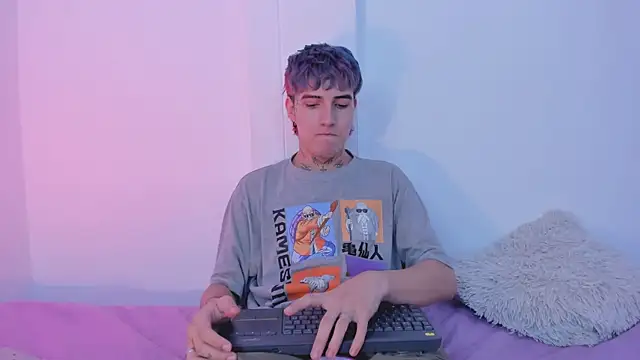 Snapshot of leave_me_alone1 chatting on 10, 12, 2024 leave me alone1 online show from 10, 12, 2024