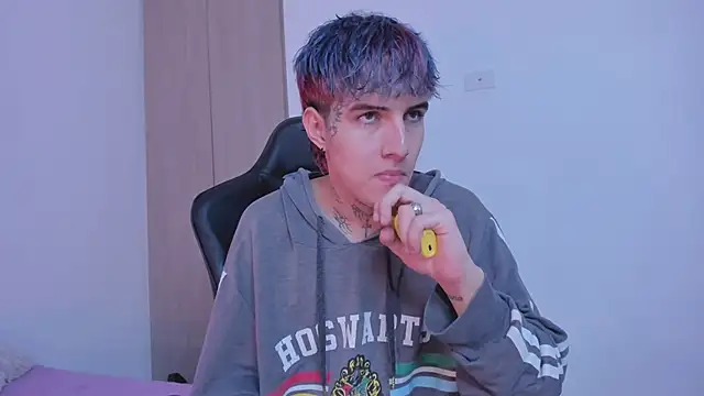 Snapshot of leave_me_alone1 chatting on 11, 12, 2024 leave me alone1 online show from 11, 12, 2024