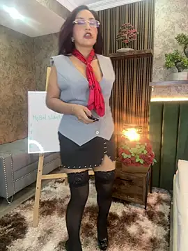 MonicaMoret online show from 10, 7, 2026