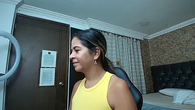 Snapshot of stella_xue chatting on 18, 10, 2025 stella xue online show from 18, 10, 2025