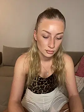 Snapshot of belle98 chatting on 14, 11, 2025 belle98 online show from 14, 11, 2025