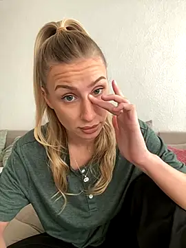 Snapshot of belle98 chatting on 23, 11, 2025 belle98 online show from 23, 11, 2025