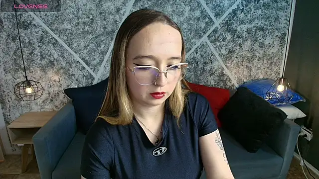 Liaroberts1 online show from 4, 6, 2026