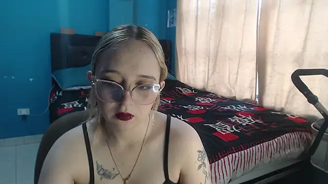 Liaroberts1 online show from 2, 10, 2025