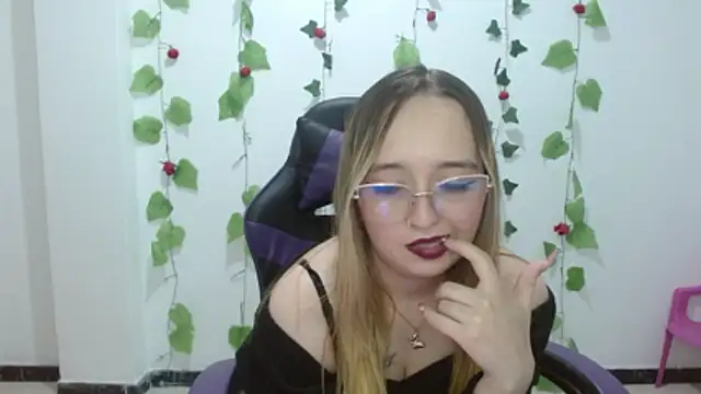Liaroberts1 online show from 9, 5, 2026