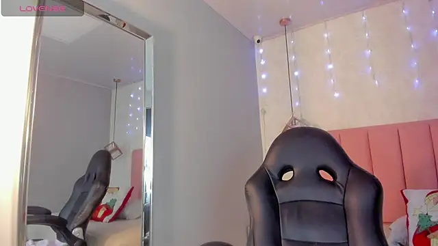 Snapshot of SUNNYCYRUS chatting on 17, 12, 2025 SUNNYCYRUS online show from 17, 12, 2025