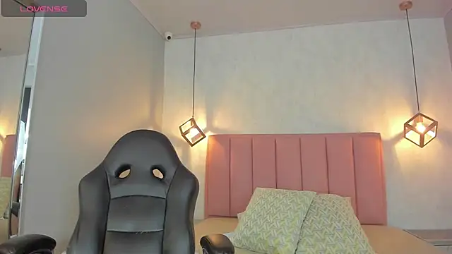 SUNNYCYRUS online show from 6, 3, 2026