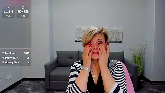 Julia Wilsone online show from 4, 3, 2025