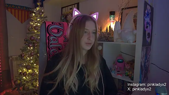 Snapshot of Pinkyladyxxx chatting on 22, 11, 2025 Pinkyladyxxx online show from 22, 11, 2025