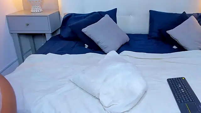 SaraaJhonsonn online show from 26, 10, 2025