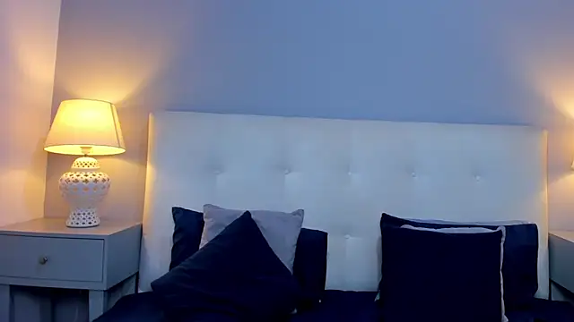 SaraaJhonsonn online show from 17, 11, 2025