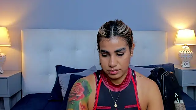 SaraaJhonsonn online show from 5, 11, 2025