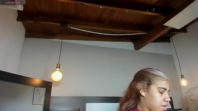 SaraaJhonsonn online show from 5, 4, 2026